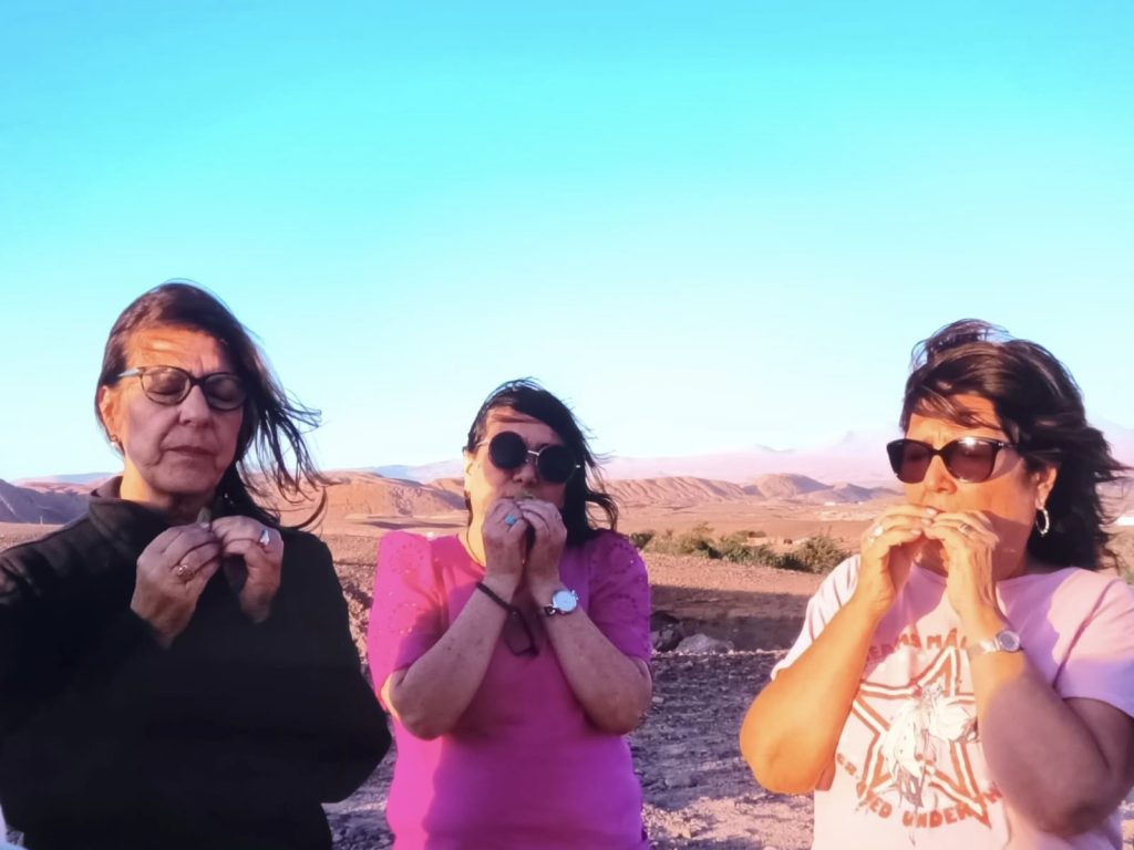 Tres mujeres con lentes de sol en el desierto de San Pedro de Atacama