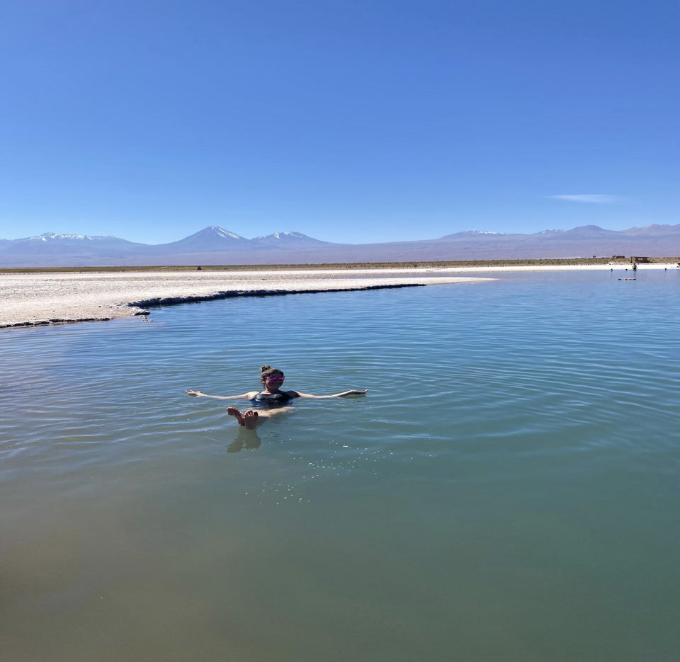 Persona flotando en una laguna salada del desierto de Atacama