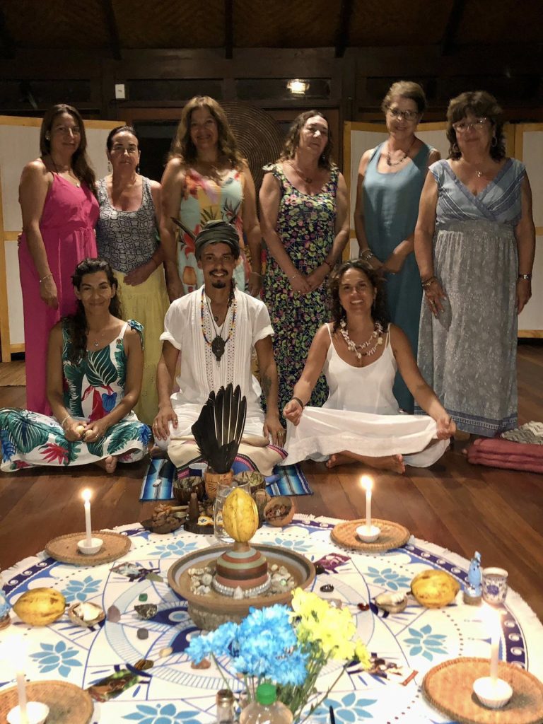 Grupo sentado en ceremonia con velas y un altar en Serra Grande