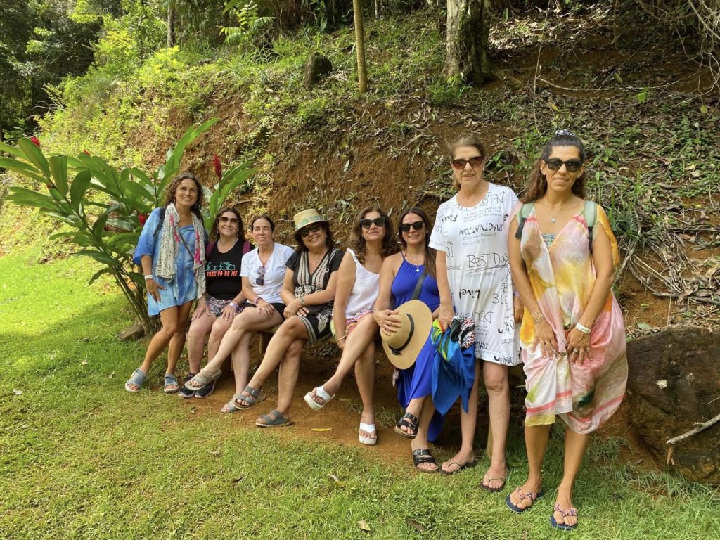 Grupo de mujeres posando en un jardín tropical en Serra Grande