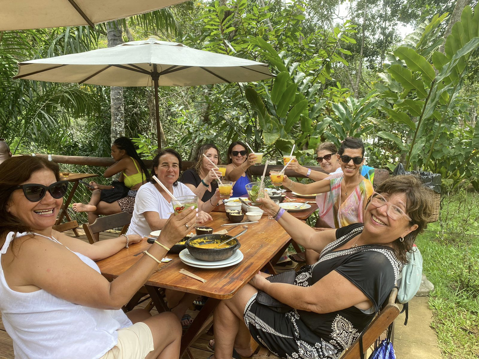 Mujeres compartiendo un almuerzo al aire libre en Serra Grande