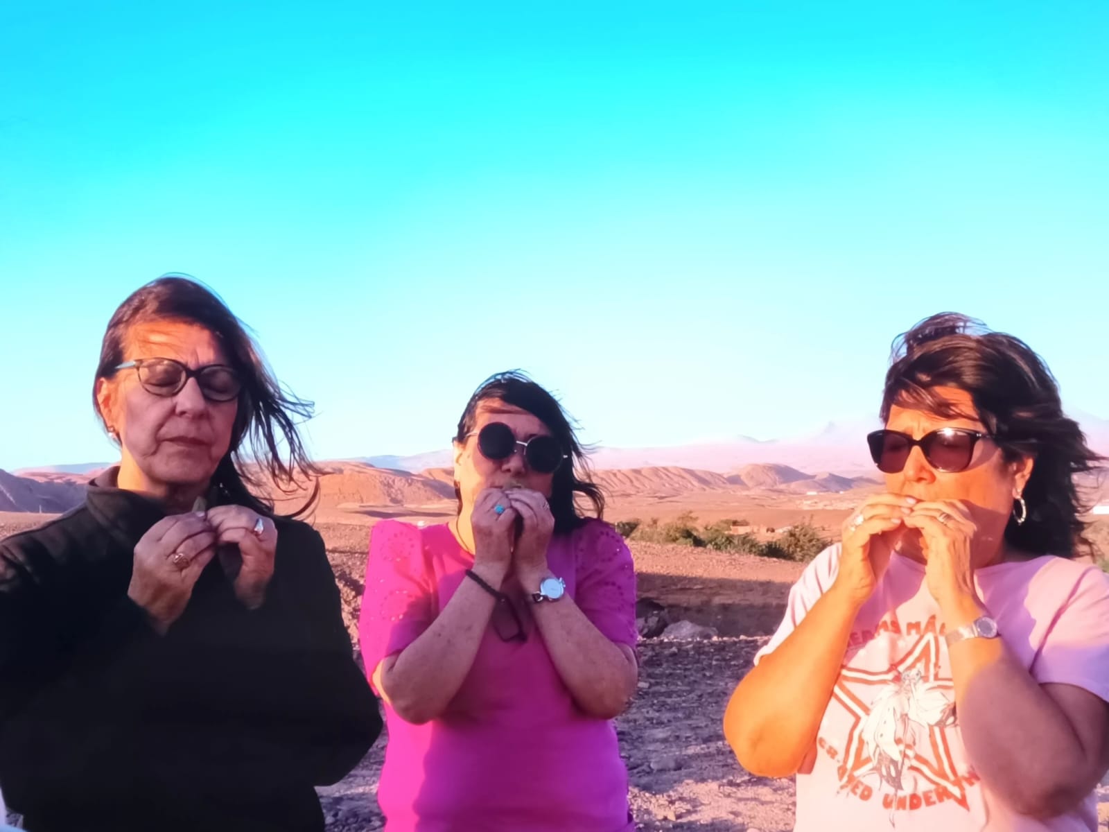 Momento de conexión y ofrenda durante un viaje de retiro espiritual