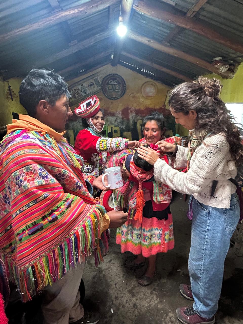 Ceremonia en una comunidad andina del Perú, con personas vestidas con trajes tradicionales