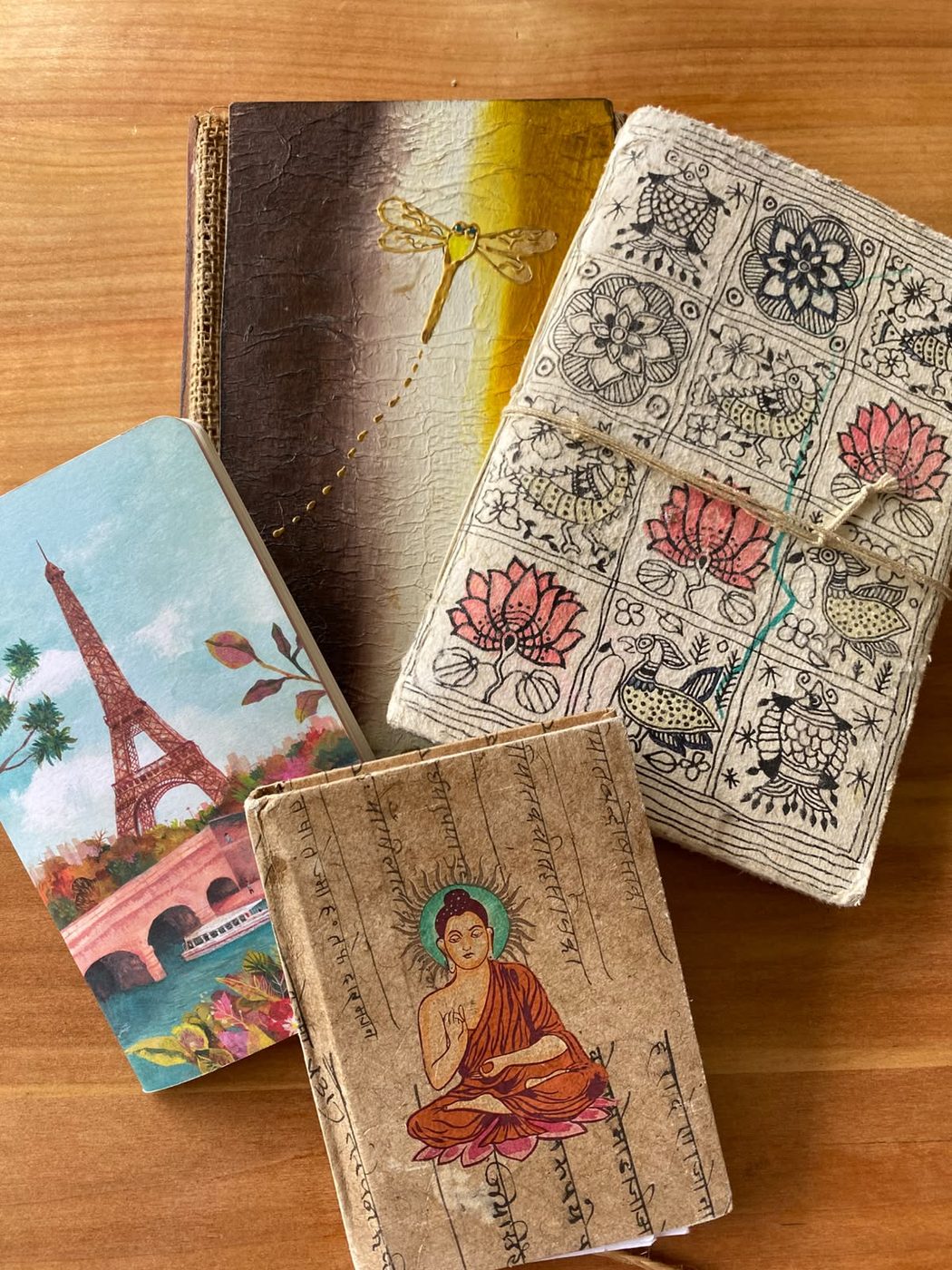 Cuadernos de viaje de Lore con dibujos de la Torre Eiffel, flores de loto y un Buda