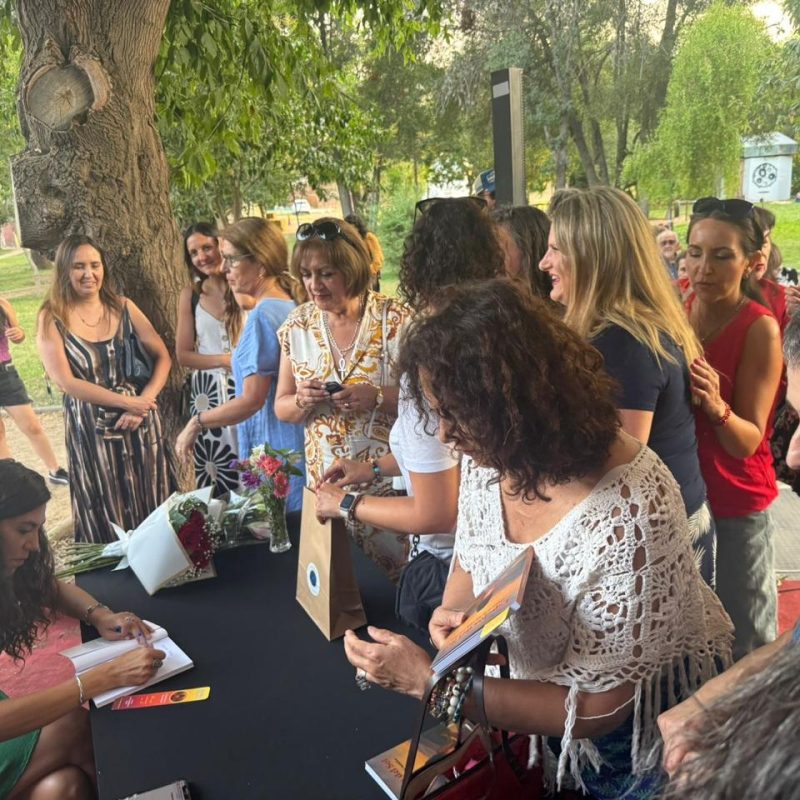 Lanzamiento del libro en Los Andes: Lore firmando ejemplares frente a una fila de asistentes