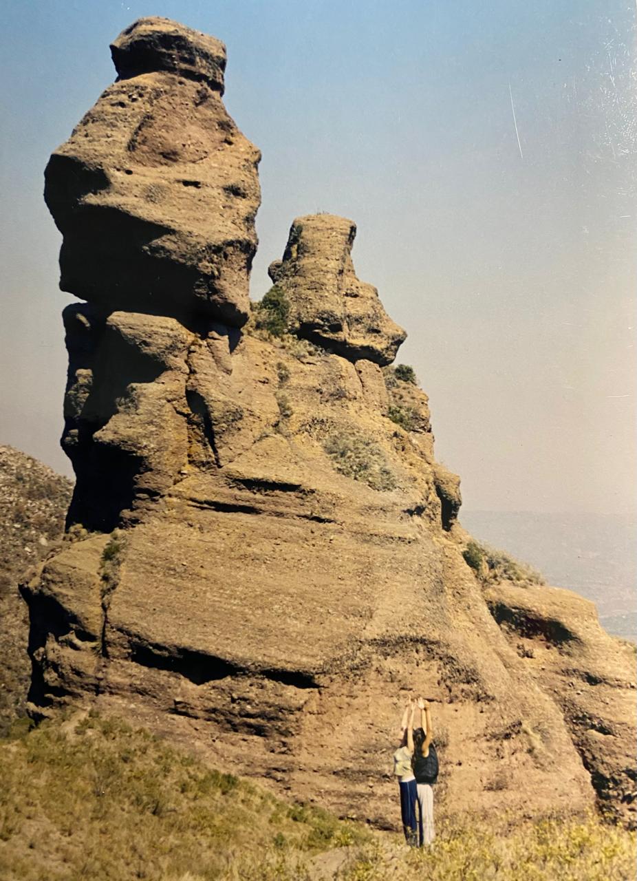 Formación rocosa de Los Terrones, en Capilla del Monte, Argentina, con dos personas al pie