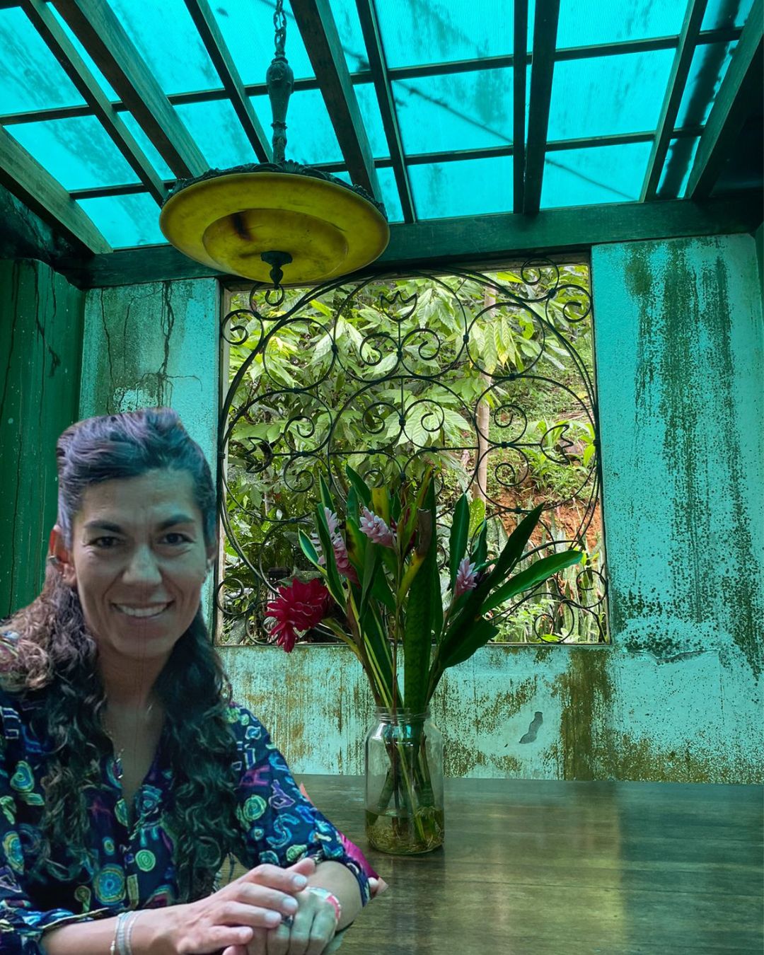 Loreto (Lore) de Nordenflycht, terapeuta holística, junto a un jarrón con flores