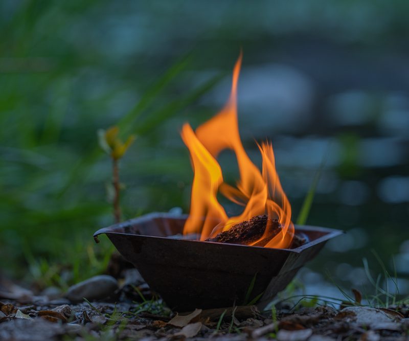 Fuego ritual en un cuenco de metal al aire libre, usado en la Terapia Homa