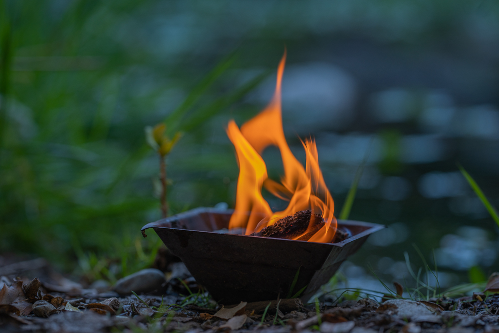 Fuego ritual en un cuenco de metal al aire libre, usado en la Terapia Homa